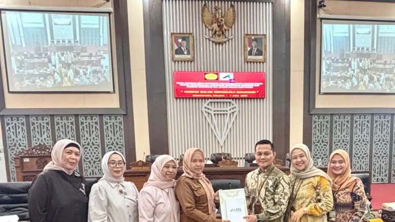 Bank Kalsel Berikan Literasi Keuangan Kepada Gatriwara Kabupaten Banjar Wakil Ketua Gatriwara Kabupaten Banjar, Fatmawati menerima cinderamata dari M Thoriq, perwakilan Bank Kalsel Cabang Martapura dalam acara literasi keuangan di Aula DPRD Kabupaten Banjar,ist