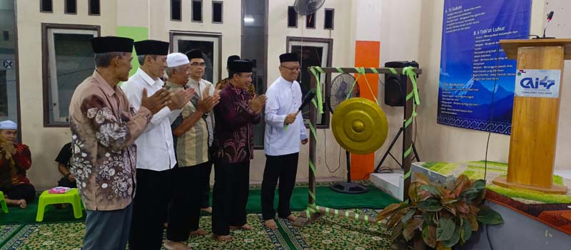 Bupati Dukung Perkemahan CAI LDII Tabalong, Wujudkan Generasi Emas Pemukulan Gong Oleh Bupati Tabalong, H Muhammad Noor Rifani Tanda Dibukanya Perkemahan CAI. (foto;mb/yan)