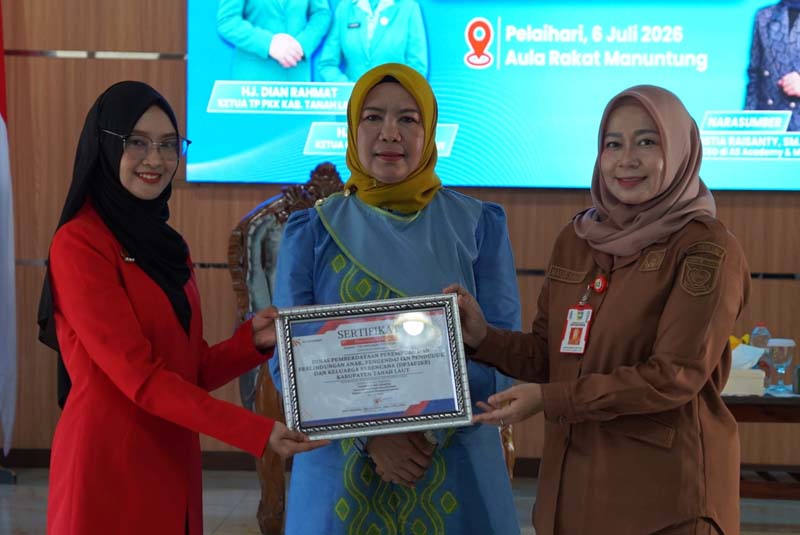 Perempuan Hebat Tak Harus Sempurna Kegiatan GOW dan DP3AP2KB Tanah Laut Pelatihan Public Speaking “Good Enough Mom/Women”.