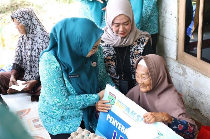 Kolaborasi TP PKK Tanah Bumbu Dengan Bank Kalsel BANTUAN-Bakti sosial dengan menyalurkan bantuan kepada masyarakat di Kecamatan Karang Bintang. (foto;mb/ist)