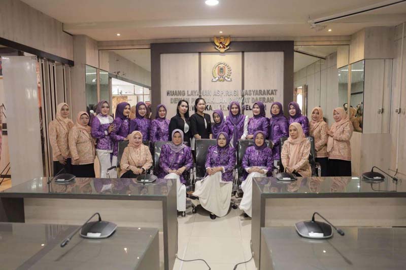 Gatriwara Pererat Silaturahmi dan Tingkatkan Keterampilan Gatriwara DPRD Provinsi Kalsel menggelar pertemuan rutin yang dirangkaikan dengan ajang silaturahmi bersama DWP Sekretariat DPRD Provinsi Kalsel.(foto:mb/rds)