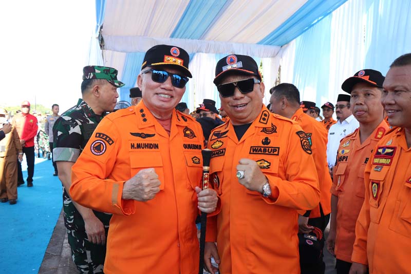 Wabup Tapin Hadiri Apel Kesiapsiagaan Karhutla Kalsel 2026 APEL-Gubernur Kalsel H Muhidin bersama Wakil Bupati Tapin H Juanda saat menghadiri apel kesiapsiagaan Karhutla tingkat provinsi Kalsel di Banjarbaru. (foto:mb/ist)