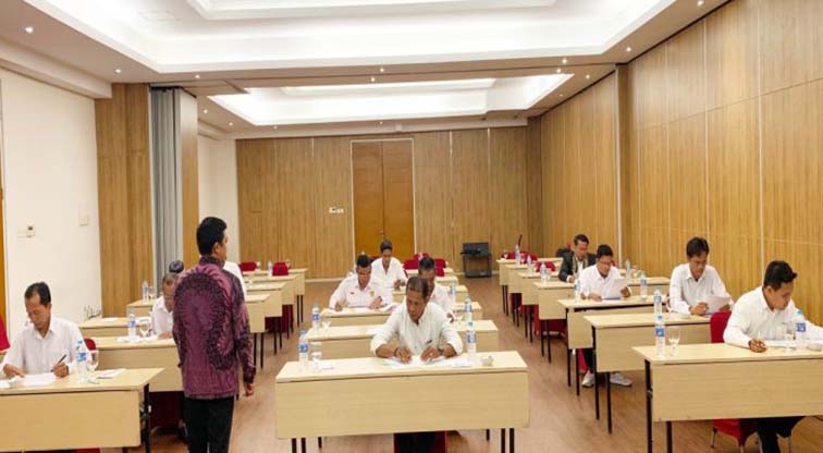 ULM Laksanakan Tes Tertulis Seleksi Bakal Calon Pambakal PARA peserta bakal calon pambakal dari Kabupten Banjar sedang mengerjakan tes tertulis seleksi tambahan.(foto:mb/ant)