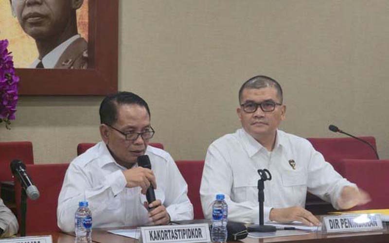 Pejabat ESDM Dipanggil Terkait Kasus Korupsi Batu Bara PLTU KEPALA Kortas Tipikor Polri Irjen Totok Suharyanto (kanan) menjelaskan kepada awak media terkait kasus korupsi pengadaan batu bara di sejumlah PLTU.