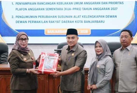 Pemko Banjarbaru Sampaikan KUA-PPAS DOKUMEN - Wali Kota Banjarbaru Hj Erna Lisa Halaby menyerahan dokumen Rancangan KUA-PPAS Tahun Anggaran 2027 kepada Pimpinan DPRD Kota Banjarbaru. (foto:mb/ist)