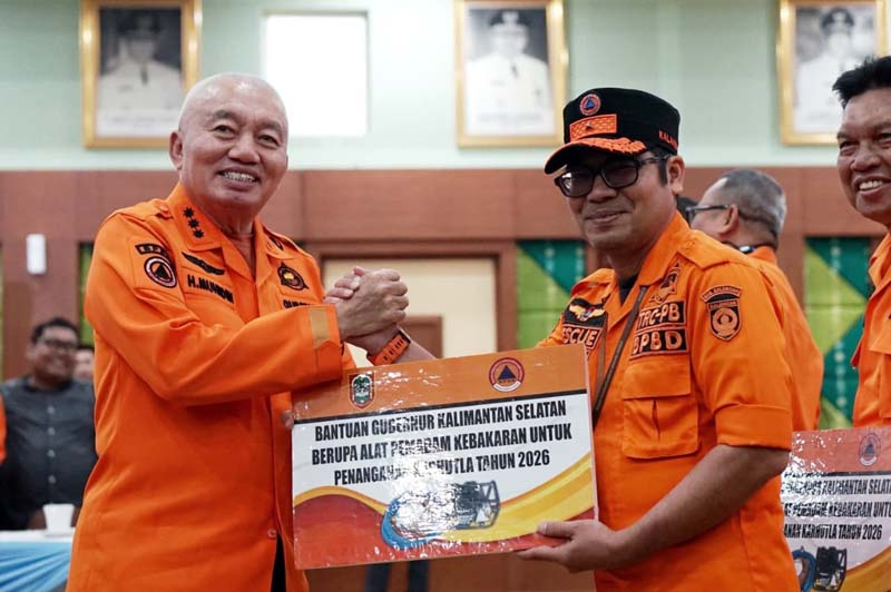 Gubernur Kalsel Serahkan Bantuan Alat Karhutla ke BPBD Balangan BANTUAN-Badan Penanggulangan Becana Daerah (BPBD) Kabupaten Balangan menerima bantuan peralatan pemadam kebakaran hutan dan lahan (karhutla) dari Gubernur Kalimantan Selatan. (foto:mb/ist)