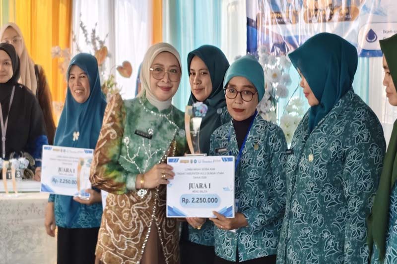 Amuntai Tengah Raih Juara Umum Lomba Masak Ikan di HSU LOMBA MASAK-Foto saat Kecamatan Amuntai Tengah Kabupaten Hulu Sungai Utara (HSU), Kalimantan Selatan meraih juara umum Lomba Masak Serba Ikan di halaman Dinas Perikanan HSU. (foto:mb/ant)