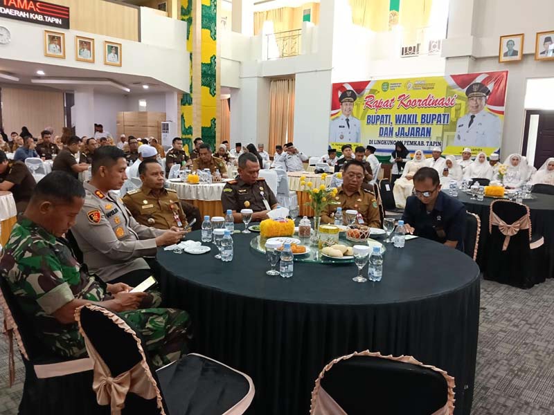 Penyerahan Buku Nikah Dan Kartu Identitas Anak BUKU NIKAH-Bupati Tapin H Yamani bersama Wakil Bupati H Juanda dan Forkopimda Tapin saat menghadiri acara penyerahan buku nikah dan KIA yang di selenggarakan Disdukcapil Kabupaten Tapin. (foto:mb/herman)