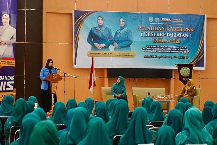 TP PKK Banjar Latih Kader Sekretariat Susun Anggaran Desa KETUA TP PKK Kabupaten Banjar Nurgita Tiyas memberikan sambutan pada Pelatihan Kader Kesekretariatan Tahun 2026 di Aula KH Kasyful Anwar, Martapura, Senin (6/7). (Foto:mb/ant/mc kominfo bjr)