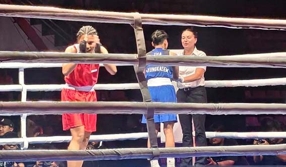Maria dan Linda Melaju ke Semifinal Asian Boxing U19 dan U23 Petinju Indonesia Anggie Intania Chalik (kiri) memberi penghormatan seusai memenangkan pertarungan melawan petinju Thailand Pemika Payungkasem pada Asian Boxing U19 dan U2 2026 di Basket Hall, Senayan, Jakarta, Minggu (5/7).(foto:mb/ant)