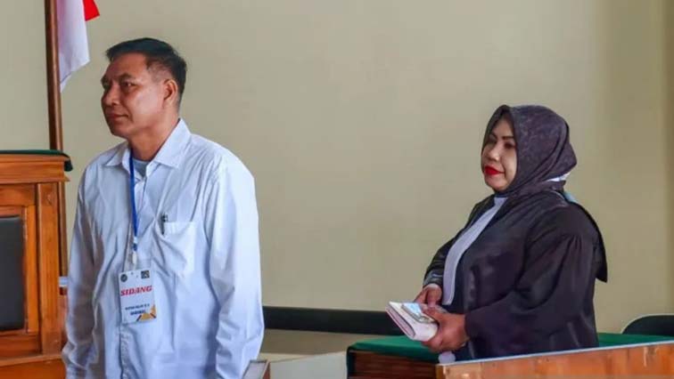 Oknum Polairud Terbukti Cabuli Anak Divonis 8 tahun 10 bulan penjara Oknum Polairud bernama Mampung yang dijatuhi hukuman 8 tahun 10 bulan penjara usai mengikuti persidangan di Ruang Sidang Kartika PN Barabai, Hulu Sungai Tengah (HST) (Foto:mb/ant)