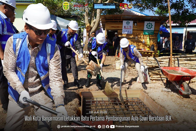 Wali Kota Letakkan Batu Pertama Pembangunan Aula Gawi Berataan BLK Wali Kota Banjarmasin H. M. Yamin HR melakukan peletakan batu pertama pembangunan Aula Gawi Berataan di UPTD Balai Latihan Kerja (BLK) Dinas Koperasi, Usaha Mikro, dan Tenaga Kerja Kota Banjarmasin. (foto:mb/ist)