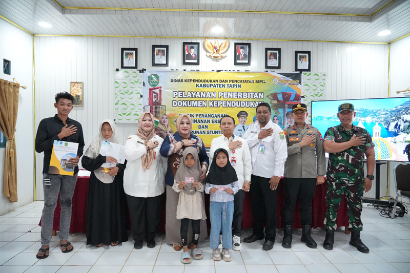 Peran Disdukcapil Dalam Penanganan Kemiskinan Extreme Dan Stunting BERSAMA-Bupati Tapin H Yamani bersama Ketua TP PKK Hj Faridah Yamani saat foto bersama usai menyerahkan dokumen kependudukan di Kecamatan Salam Babaris. (foto:mb/herman)