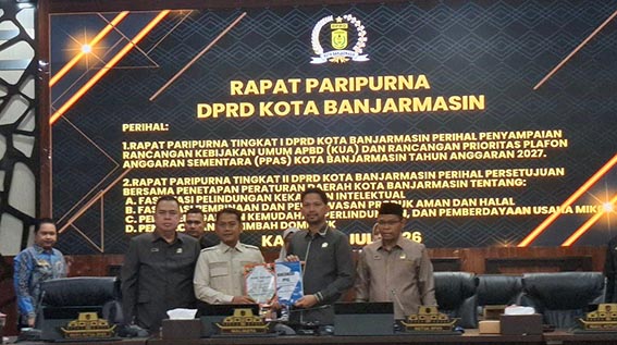 Pendapatan Daerah 2007 Dirancang Rp 2,13 Triliun WALIKOTA Banjarmasin HM Yamin HR saat menyerahkan dokumen KUA PPAS 2027 kepada Ketua DPRD Kota Banjarmasin Rikval Fahruri, saat rapat paripurna dewan di gedung dewan kota, Kamis (9/7).(foto:mb/ant)