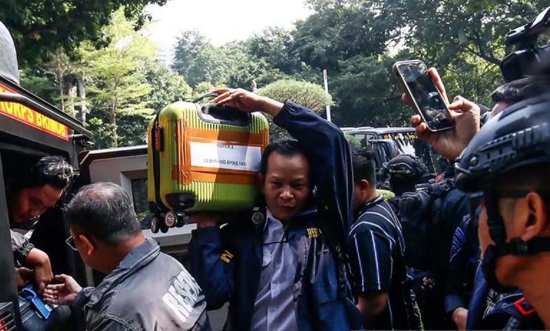 Kortastipidkor Dalami Isu Foto Jampidsus di Rumah Sentul PENYIDIK Kortastipidkor Polri memanggul barang bukti sitaan dari kendaraan taktis (rantis) setibanya di Direktorat Reserse Kriminal Khusus (Ditreskrimsus) Polda Metro Jaya, Jakarta, Kamis (9/7). Penyidik sebelumnya menggeledah sebuah rumah mewah di kawasan Sentul sebagai bagian dari penyidikan dugaan tindak pidana korupsi dan tindak pidana pencucian uang (TPPO).