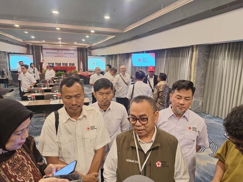 Aftahudin Terpilih Menjadi Ketua PMI Banjarmasin Ketua Bidang Organisasi Pengurus Pusat Palang Merah Indonesia (PMI),Sudirman Said, Staf Ahli Bidang Ekonomi Gubernur Kalimantan Selatan Rusma Khazairin dan Ketua panitia H. Aftahudin. (foto:mb/rds)