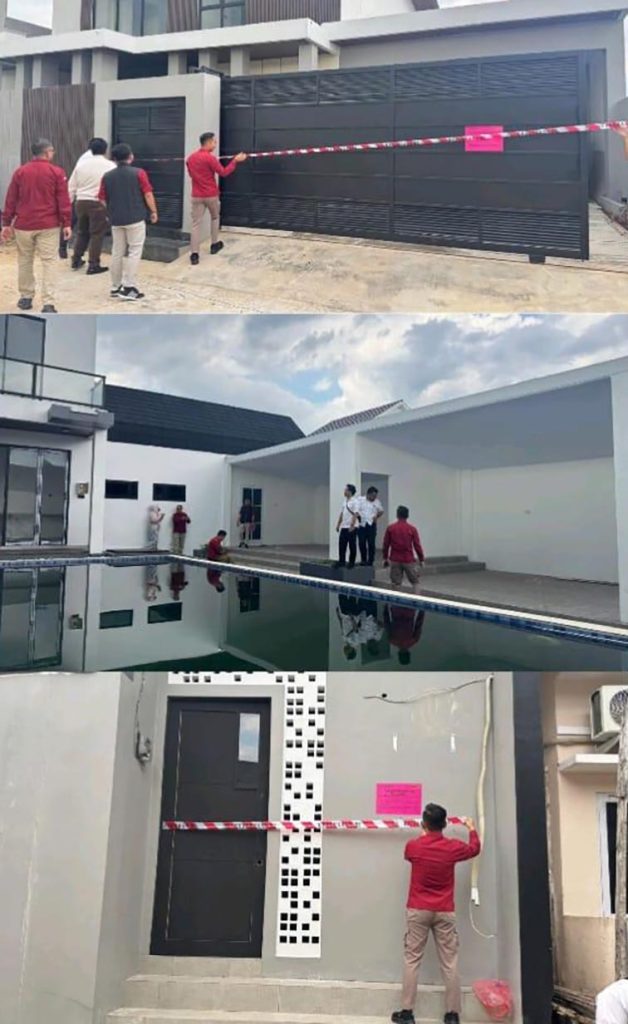 Kejari Banjarmasin Sita Rumah Mewah Milik Tersangka TAN Penyidik Kejari Banjarmasin saat melakukan pemasangan garis polisi di sebuah rumah mewah yang diduga milik tersangka TAN dalam kasus dugaan korupsi terkait sewa komputer jaringan di Disdik Banjarmasin . (foto:mb/ist)