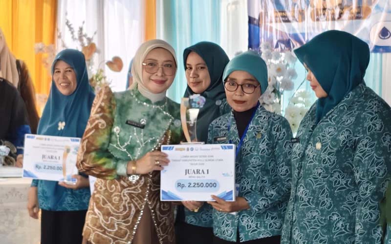 Sepuluh Kecamatan Ikuti Lomba Masak Serba Ikan Tingkat Kabupaten HSU PENGHARGAAN-Ketua TP PKK HSU Hj Murniati memberikan piagam penghargaan kepada pengurus PKK kecamatan. (foto:mb/yusuf)