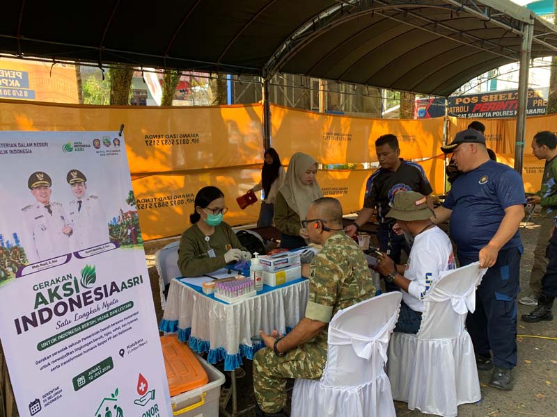 Pemkab Kotabaru Ikuti Zoom Meeting Hingga Gelar Pasar Murah ZOOM MEETING-Satuan Polisi Pamong Praja dan Pemadan Kebakaran Kotabaru Mengikuti Kegiatan Pencanangan Gerakan Nasional Aksi Indonesia ASRI (Aman, Sehat, Resik dan Indah) melalui Zoom Meeting sekaligus menggelar Gotong-Royong, Donor Darah hingga Pasar Murah. (foto:mb/ebet)