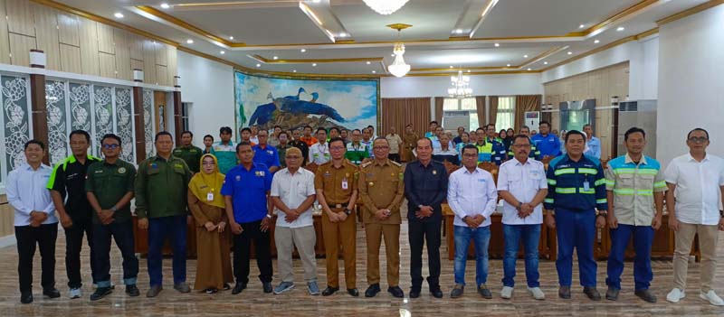 Disnaker Gelar Sosialisasi LKS Tripartit Bupati Tabalong, H Muhammad Noor Rifani dan seluruh tamu undangan. (foto:mb/yan)