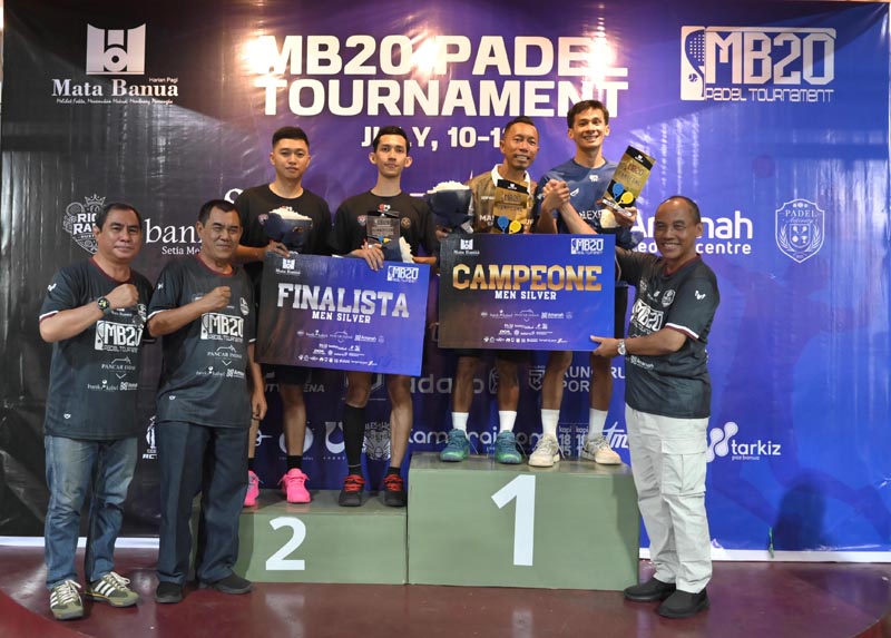 Antusiasme Tinggi Iringi MB20 Padel Tournament SERAHKAN TROFI - Staf Ahli Bidang Pemerintahan, Hukum dan Politik Adi Santoso didampingi Pemimpin Umum Harian Pagi Mata Banua H Fachruddin Nor Ifansyah dan Ketua PWI Kalsel Zainal Helmie menyerahkan trofi juara kategori Men Silver kepada pasangan Kurnia Suranto dan Rizky Fitrawan dari Imperio Padel, Minggu (12/7) malam.