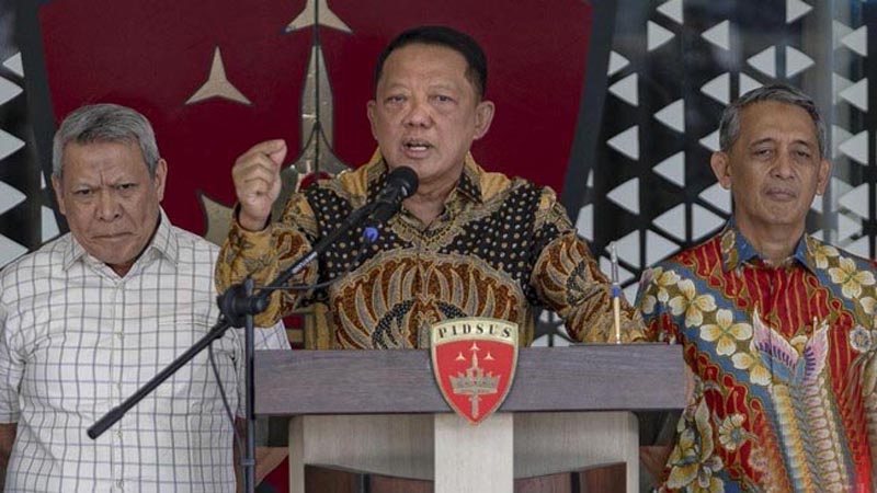 Kejagung Bentuk Tim Penyidik Khusus Tangani Kasus Febrie FEBRIE Adriansyah (tengah) saat menjabat Jampidsus. Kejaksaan Agung kini membentuk tim penyidik khusus untuk menangani kasus dugaan korupsi dan TPPU yang menjerat Febrie Adriansyah.