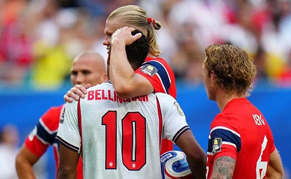Inggris Vs Argentina Duel Penuh Sejarah Memeluk - Striker Norwegia Erling Haaland (kedua dari kanan) memeluk pemain Inggris Jude Bellingham (kiri, depan) saat pertandingan perempat final Piala Dunia FIFA 2026 di Stadion Miami di Miami, Amerika Serikat, 11 Juli 2026.(foto:mb/web)