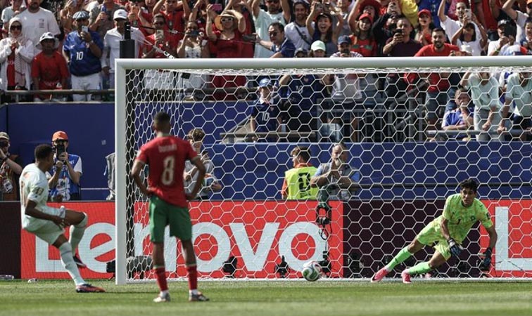 Spanyol Istimewa, tapi Prancis Nggak Takut Tendangan Oinalti - Penjaga gawang Maroko, Yassine Bounou (kanan), berusaha menghentikan tendangan pinalti pesepak bola Prancis, Kylian Mbappe (kiri), pada pertandingan perempat final Piala Dunia 2026 di Stadion Boston, Boston, Amerika Serikat, Kamis (9/7/2026) waktu setempat.(foto:mb/web)