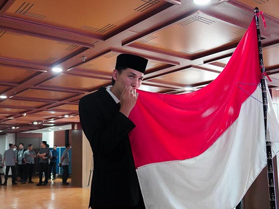 Diambil Sumpah Jadi WNI, Mitchell Baker Resmi Perkuat Skuad Timnas Mitchell Baker resmi menyandang Warga Negara Indonesia (WNI) setelah diambil sumpah.(foto:mb/ist)