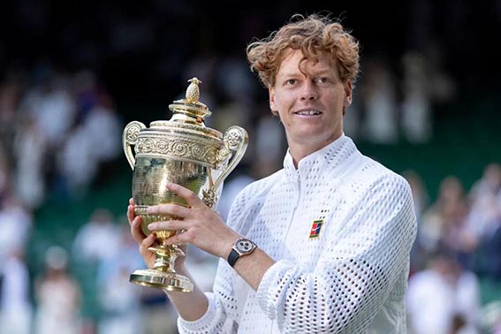 Sinner Juarai Wimbledon 2026 Petenis Italia Jannik Sinner mengangkat trofi Wimbledon usai mengalahkan petenis Jerman Alexander Zverev pada babak final di Centre Court, All England Club, London, Inggris, Minggu (12/7).(foto:mb/web)