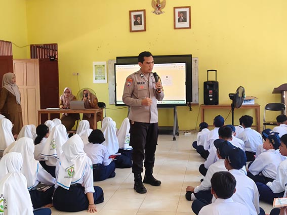 BKTM Polresta Banjarmasin Gelorakan Wawasan Hukum ke Pelajar Petugas Bhabinkamtibmas Polresta Banjarmasin saat melakukan sosialisasi wawasan hukum ke pelajar SMP Negeri dan swasta di kota Banjarmasin yang mengikuti MPLS. (foto:mb/ist)