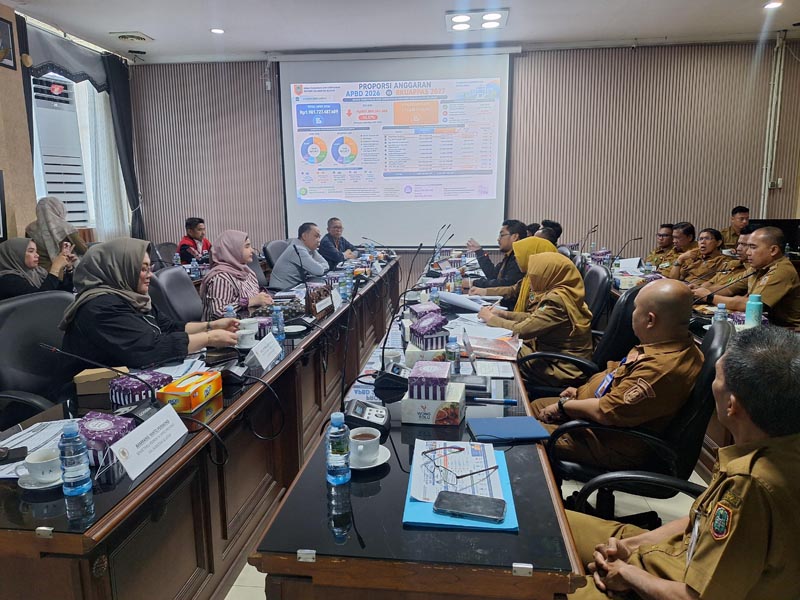 Komisi IV Menyoroti Kekurangan 1.141 Guru se Kalsel Komisi IV DPRD Provinsi Kalsel saat rapat dengan Dinas Pendidikan dan Kebudayaan Provinsi Kalsel. (foto:mb/rds)
