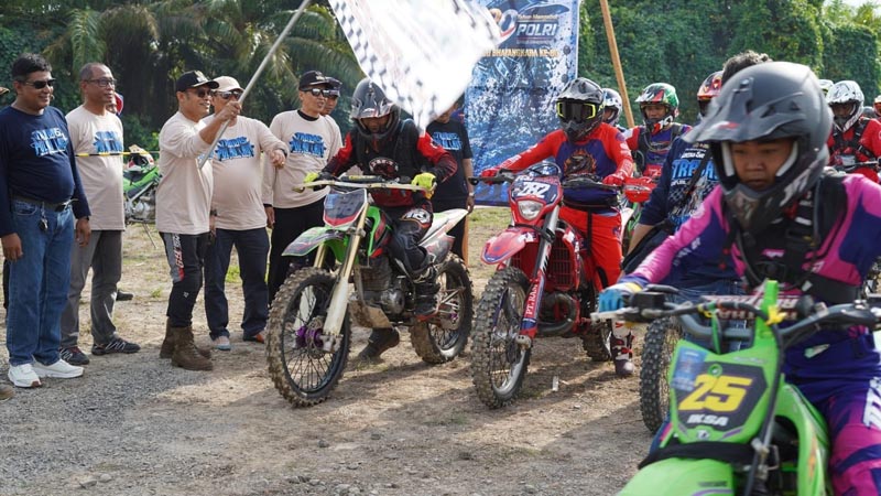 Rider dari Berbagai Daerah Semarakkan Trabas Explore Pulau Laut 2026 TRANAS-Wakil Bupati Kotabaru Syairi Mukhlis melepas 450 rider Trabas Explore Pulau Laut 2026 dalam rangkaian peringatan Hari Bhayangkara ke-80. (foto;mb/ebet)