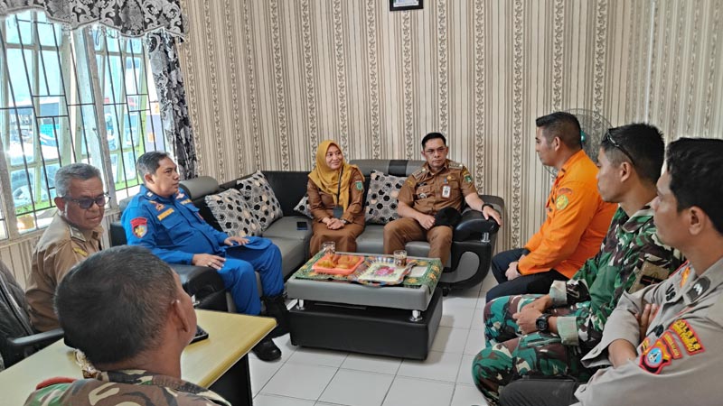 Sekda Tanbu Ikut Turun Dalam Proses Pencarian Remaja Diterkam Buaya PENCARIAN-Sekretaris Daerah Tanah Bumbu, Yulian Herawati dalam rangkaian koordinasi kegiataan upaya pencarian korban hilang yang diduga diterkam buaya, di Sungai Sela, Desa Karang Bintang, Kabupaten Tanah Bumbu (foto:mb/alfi)