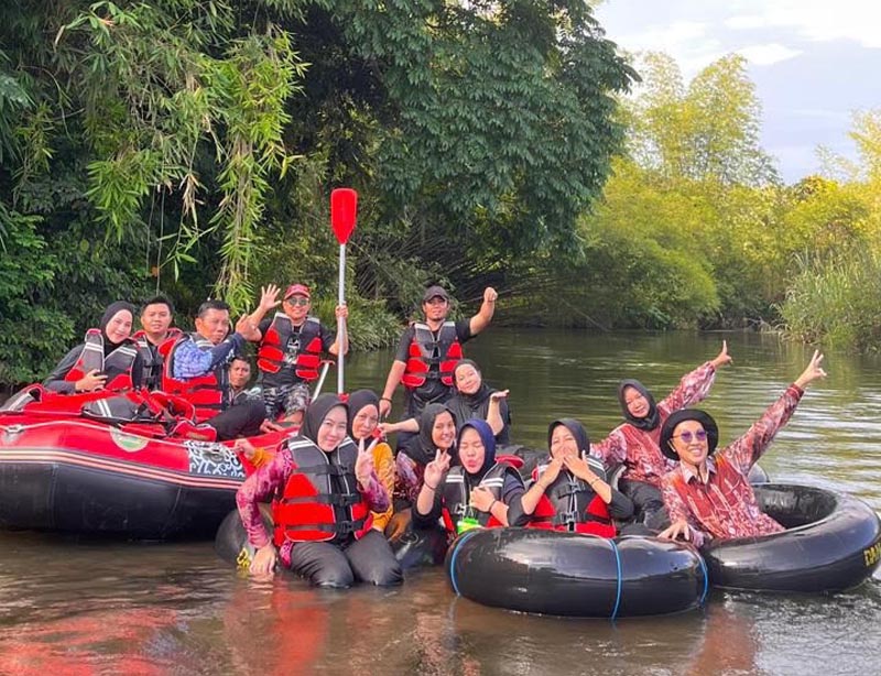 Kecamatan Piani Bertabur Objek Wisata Alam SUSUR SUNGAI-Kepala Dinas Kebudayaan dan Pariwisata Tapin H Sugian Noor beserta jajaran saat melaksanakan susur sungai Tapin dari desa Batu Ampar - Beramban ke desa Miawa untuk mengukur efektivitas waktu, sehingga bagi pengunjung yang ingin menikmati wisata susur sungai, sudah diketahui jarak tempuh yang dibutuhkan. (foto:mb/herman)