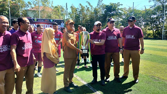 RSUD Sultan Suriansyah Gelar Mini Soccer Sultan Cup WALIKOTA Banjarmasin HM Yamin secara simbolis menyerahkan piala yang diperebutkan pada event Mini Soccer Sultan Cup RSUD Sultan Suriansyah.(foto:mb/ist)