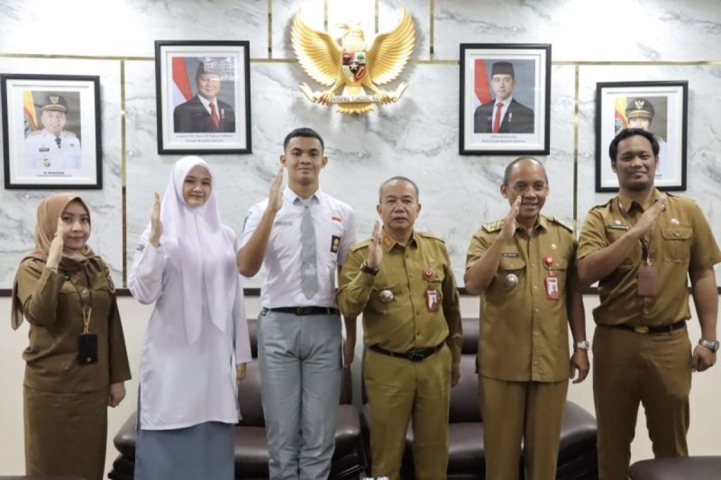 SEKRETARIS Daerah Provinsi Kalsel Muhammad Syarifuddin (ketiga kanan) berfoto usai pelepasan secara simbolis dua pelajar Kalsel untuk mengikuti pelatihan Paskibraka tingkat nasional 2026, di Banjarbaru, Senin (13/7). (Foto:mb/ant/pemprov kalsel)
