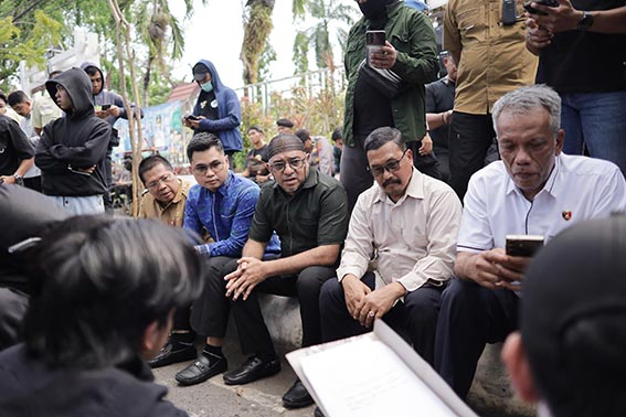 DPRD Kalsel Imbau Masyarakat Bijak Bermedia Sosial DPRD Provinsi Kalimantan Selatan saat menerima aspirasi yang disampaikan Aliansi Banua Bersatu Lawan Kriminalisasi Digital dalam aksi unjuk rasa di depan Kantor DPRD Kalsel (Foto:mb/rds)