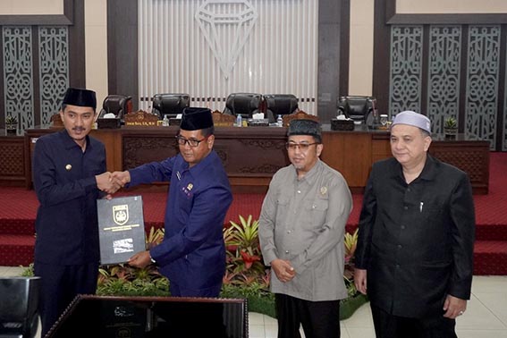 DPRD Banjar Gelar Paripurna Keputusan Pertanggungjawaban APBD PERDA - Bupati Banjar, H Saidi Mansyur (kiri) menerima dokumen Perda Pertanggungjawaban Pelaksanaan Anggaran Pendapatan dan Belanja Daerah (APBD) Tahun Anggaran 2025 dari Pimpinan DPRD Kabupaten Banjar. (foto:mb/ist)