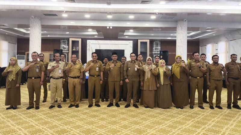 Pejabat Administrator dan Pengawas Baru Dilantik SUMPAH JABATAN-Foto bersama usai pelantikan dan pengambilan sumpah/janji jabatan pejabat administrator dan pejabat pengawas dilingkungan Pemkab Kotabaru. (foto:mb/ist)