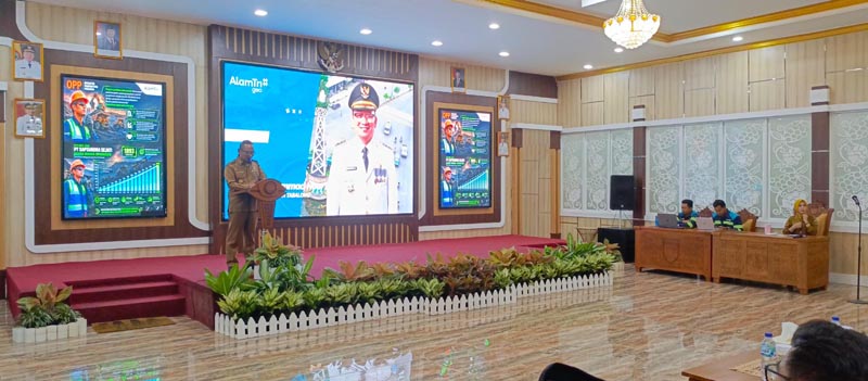 Bupati Lepas Puluhan Peserta OPP PT SIS Site Adaro Bupati Tabalong, H Muhammad Noor Rifani saat menyampaikan sambutannya pelatihan BLK ke OPP.(foto:mb/yan)