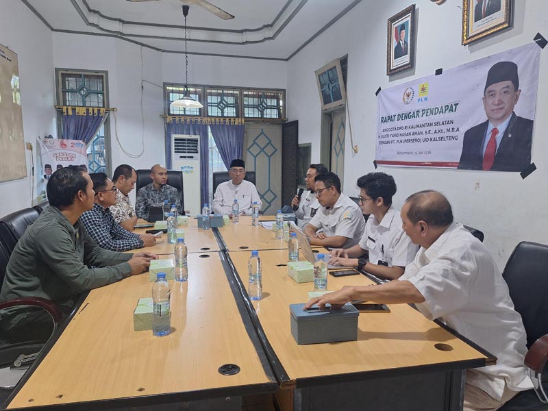 Gusti Farid Pegang Komitmen PLN Tidak Ada Lagi Pemadaman Listrik Anggota DPD RI, H. Gusti Farid Hasan Aman, SE, AKt,MBA,rapat dengar pendapat dengan PT.PLN ( Persero) UID Kalsel-Kalteng dengan menghadirkan Senior Manager Distribusi PT.PLN Kalsel-Kalteng, Setiyawan, ?Senior Manager Perencanaan, Roxy Swagerino, ?Manager Komunikasi, Ahmad Humaidi dan Asman Komunikasi, Vigor. (foto:mb/rds)