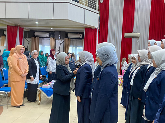 YKI Banjarmasin Perkuat Pencegahan dan Advokasi Kanker ETUA Yayasan Kanker Indonesia (YKI) Cabang Provinsi Kalimantan Selatan Laila Refiana Said menyematkan pin kepada Hj Siti Wasilah yang dilantik sebagai Ketua YKI Banjarmasin.(foto:mb/ist)