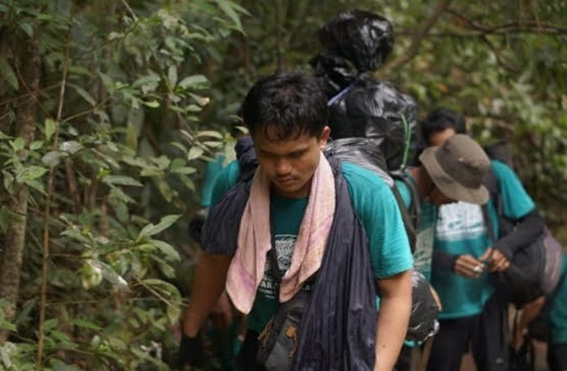 Ratusan Pendaki Bersihkan Sampah di Jalur Pendakian PARA pendaki menyusuri jalur pendakian untuk mengambil sampah yang ditemui di sepanjang jalur untuk dibawa turun gunung.(foto:mb/ist)