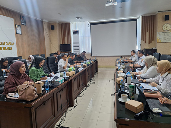 Dishub dan Perkim Perbaiki Usulan Anggaran 2027 Sesuai RPJMD Wakil Ketua Komisi III DPRD Provinsi Kalsel, H Achmad Maulana saat rapat dengan Kepala Dinas Perhubungan Provinsi Kalsel, M Fitri Hernadi dan Kepala Disperkim Provinsi Kalsel, Rahmiyanti Zanoezir, beserta jajaran (Foto:mb/rds)