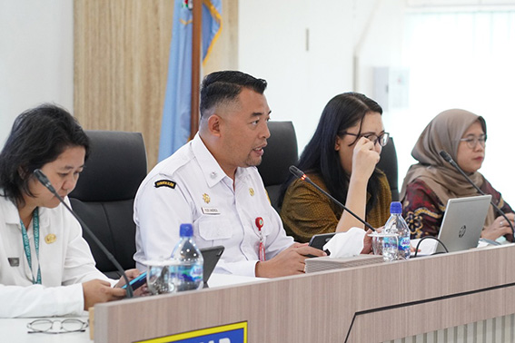Sekda Terima Kunjungan Tim Bappenas GAMBARAN - Sekda Kabupaten, Banjar H Yudi Andrea memaparkan gambaran mengenai pelaksanaan program percepatan penurunan stunting di Kabupaten Banjar, termasuk berbagai strategi, capaian, tantangan dan praktik baik yang telah dijalankan pemerintah daerah. (foto:mb/ist)