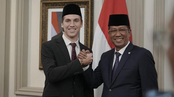 Calon Pemain Timnas Indonesia Luke Vickery Resmi Jadi WNI Luke Vickery resmi disumpah menjadi Warga Negara Indonesia (WNI).(foto:mb/ Dok. Istimewa)