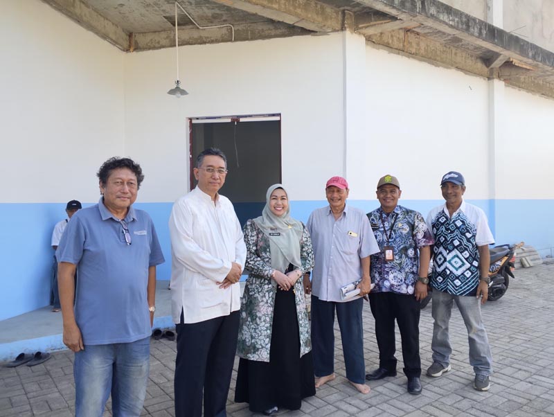 SPPG Jalan Bali Siap Beroperasi Sekretaris Yayasan Unggul Makmur Berdikari, Gusti Nata dan Lurah Antasan Besar,Umi Z Murni SN saat memantau SPPG di Jalan Bali,Banjarmasin. (foto:mb/rds)