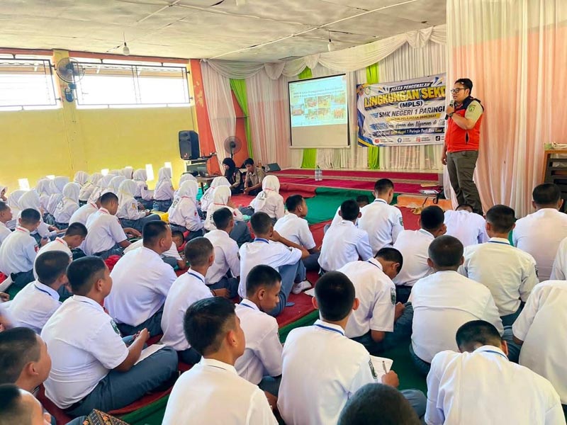 Dua Sekolah di Balangan Isi MPLS dengan Materi Kesiapsiagaan dan Mitigasi Bencana SEKOLAH-Perwakilan dari Badan Peanggulangan Bencana Daerah (BPBD) Kabupaten Balangan saat menyampaikan materi di kegiatan Masa Pengenalan Lingkungan Sekolah (MPLS). (foto:mb/ist)