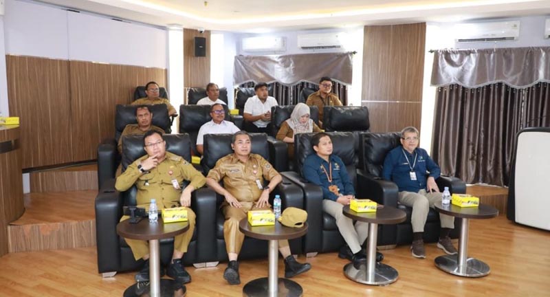 Pemprov Kalsel Rilis Early Warning System (EWS) Kawal Inflasi Staf Ahli Bidang Ekonomi dan Pembangunan, Rusma Khazairin didampingi Kepala Biro Perekonomian, Eddy Elminsyah Jaya saat mengikuti rapat koordinasi pengendalian inflasi di daerah secara virtual, di Command Center Setdaprov Kalsel di Banjarbaru